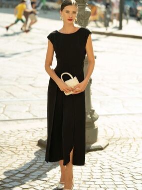 Gaâla - Gwenyth Cropped
Jumpsuit- Elegant Black Cap-Sleeve - size 36- US 4